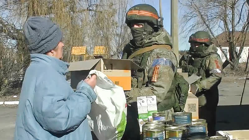 Российские военнослужащие доставили гуманитарную помощь в