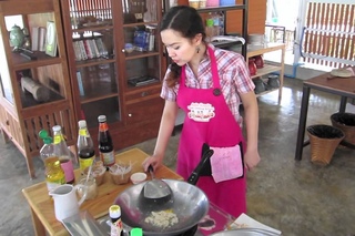 Asia Scenic Thai Cooking School - How to cook Pad Thai