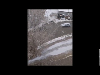 В центре Саратова из-за коммунальной аварии машины и вмерзли в лед