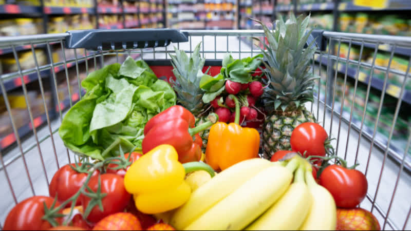 Продукты с истекающим сроком годности начнут раздавать