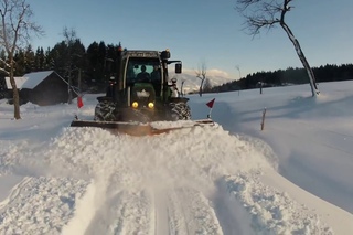 FENDT 820 Vario Snowplowing