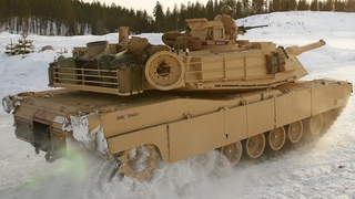 Танки скользят на льду. M1A1 Abrams и Leopard 2A4 на ледовой трассе в Норвегии.