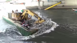 Chìm phà chỡ cope kinh hoàng ở cống ngăn mặn/sink the ferry