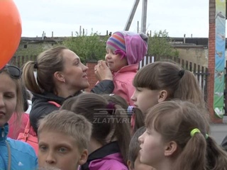 В парке птиц разрисовали асфальт и повеселились от души