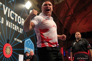 ON THE WIRE: Gary Anderson GoPro, THAT walk-on girl picture and INCREDIBLE DARTS!