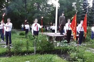 Торжественная линейка, посвящённая Дню памяти павших