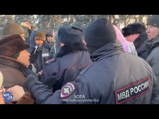 В Уфе силовики предприняли попытку задержания девушки с надписью Кара халык на спине