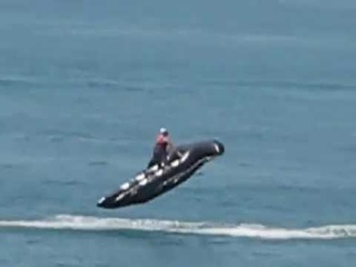 Черный бэтмэн. Полет над водой.