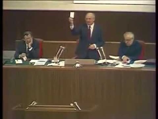 Мандатным голосованием депутаты разрешили Горбачёву провести 1-й СНД СССР.