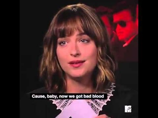 Dakota Johnson interpreta la canción “Bad Blood“ de Taylor Swift