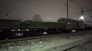 3М62У-0036. Идёт с юга на север по 1 пути с думпкарами.  Вечер. Петрозаводск.