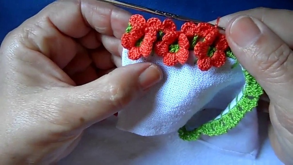 Bico em croche com florzinhas PARA