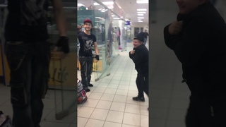 Школьник пытается пройти в вэйпшоп
