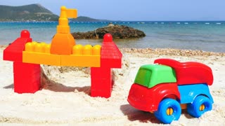Видео про машинки. Видео для детей. Крепость из песка на пляже