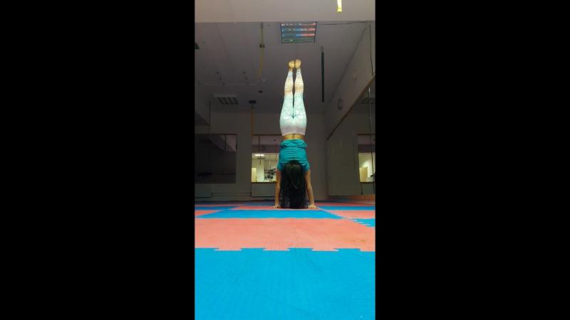 straddle+bakasana