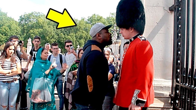 Nunca MOLESTES a un Guardia Real, , Never ANNOY a Royal