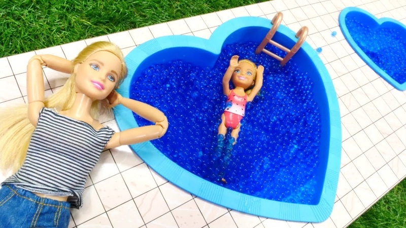 Puppenvideo mit Barbie. Evi möchte im Pool schwimmen. Spielzeugvideo für