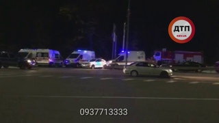 Теракт в Киеве на Житомирской трассе: на развороте на чайки мотоциклист кинул на крышу мерседеса взр