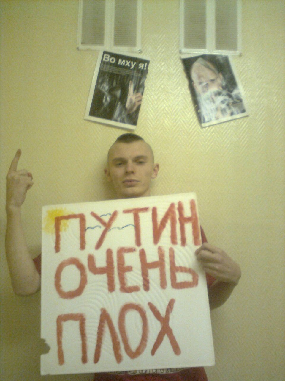 Серёга Максимов плюющий в буржуев | Северодвинск