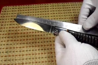 Нож складной с резной рукоятью из рога лося.