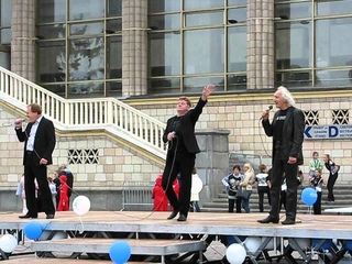 ПОЮЩИЕ СЕРДЦА - Пусть никогда не будут плакать дети (муз. В.Индрокова)