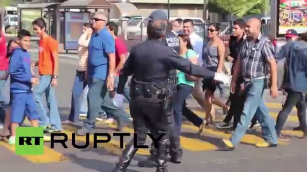 Mexico: Meet the fleet footed policeman DANCING while directing
