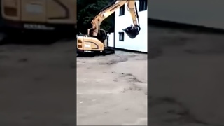 Спасение человека с использованием экскаватора #pricolis #спасение #человек