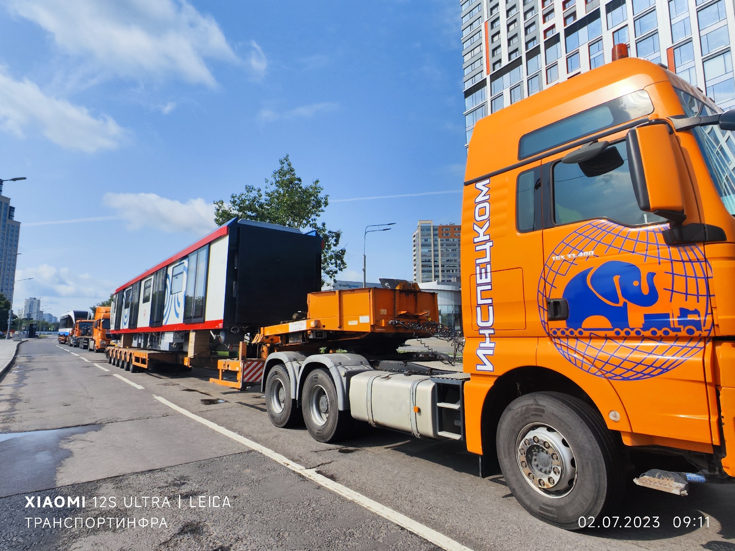 Подготовка экспонатов к празднованию Дня Московского Транспорта в парке Остров Мечты Это картинка
