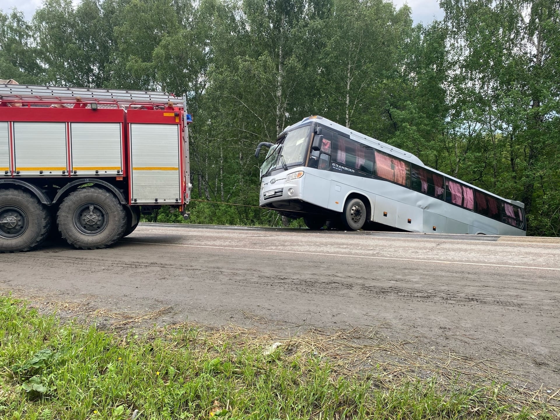 16 июня на трассе перевернулся пассажирский автобус, который ехал из Екатеринбурга Это картинка