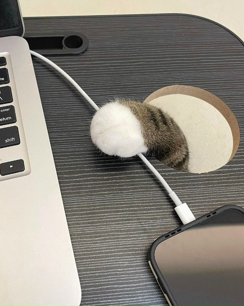 Если вы думали, что это отверстие в столе для проводов, то нет