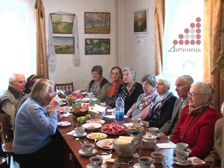 У День людей похилого віку бабусі не святкують, а плетуть шкарпетки для бійців у АТО