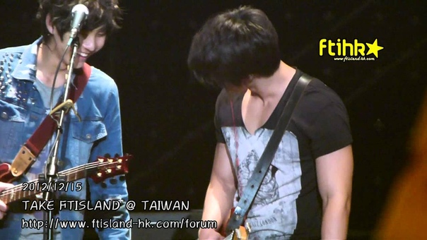 121215 HK MC while Seunghyuns leg get
