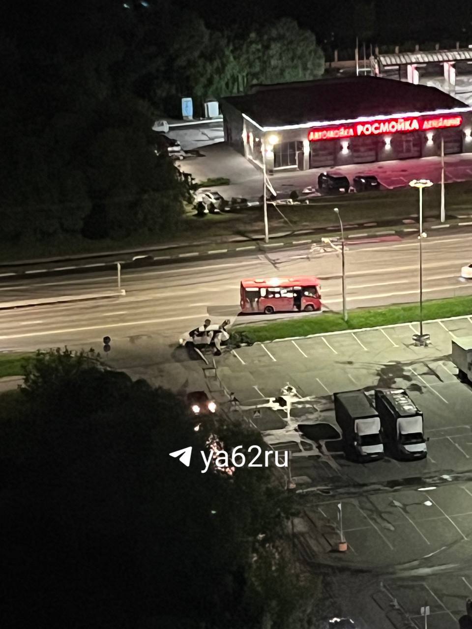 Этой ночью автобус столкнулся с легковушкой ночью на Московском шоссе Это картинка