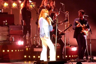 FIRST TIME-Florence and the Machine-I love you all the time-Paris Zenith 2015-12-22